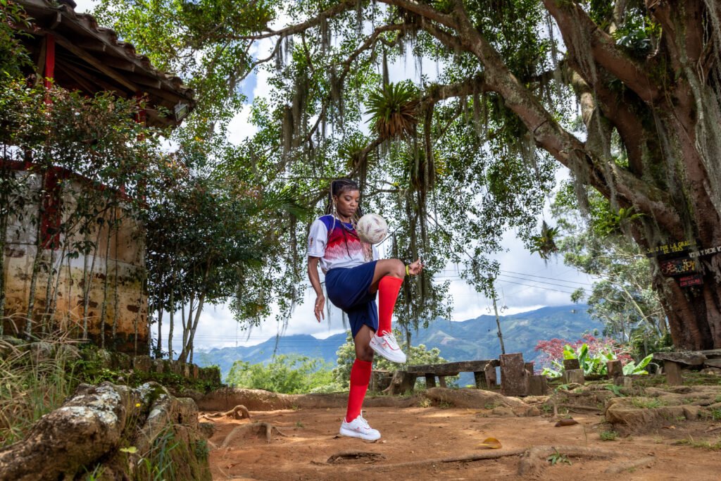 Mujer Jugando Fútbol en Entorno Rural