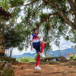 Mujer Jugando Fútbol en Entorno Rural